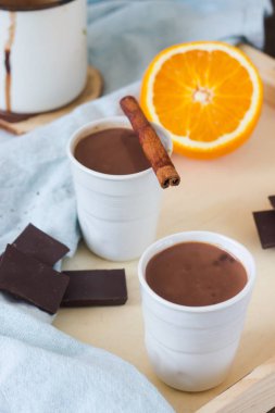 Sıcak çikolata veya kakao içki portakal ve tarçın sopayla gingerbread çerezleri ve çikolata parçaları ile servis.