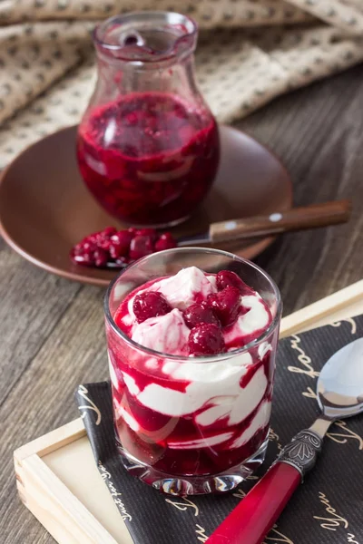 Krem ve kiraz tatlı cam üzerinde ahşap kurulunda görev yapmaktadır.