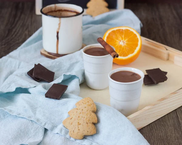 Sıcak çikolata veya kakao içki portakal ve tarçın sopayla gingerbread çerezleri ve çikolata parçaları ile servis.