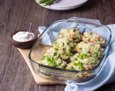 Fırında patates somon, yeşil bezelye ve peynir ile doldurulmuş. 