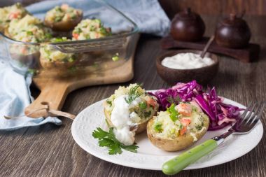 Fırında patates somon, yeşil bezelye ve peynir ile doldurulmuş. 