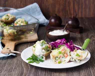 Fırında patates somon, yeşil bezelye ve peynir ile doldurulmuş. 