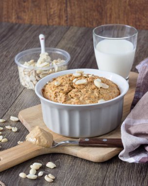 Fıstık ezmesi yulaf ezmesi Kek fıstık ile dekore edilmiş süt ile.