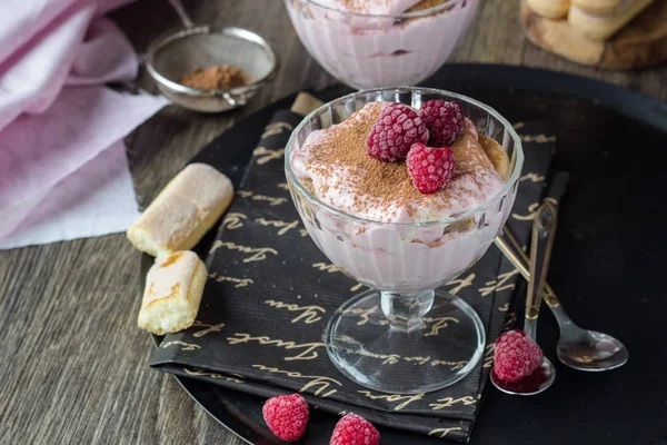 Italienisches Dessert Tiramisu Mit Himbeeren Glas — Stockfoto