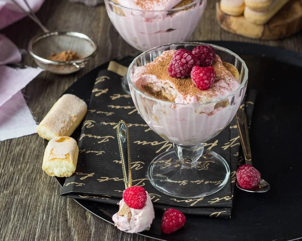 Italienisches Dessert Tiramisu Mit Himbeeren Glas — Stockfoto