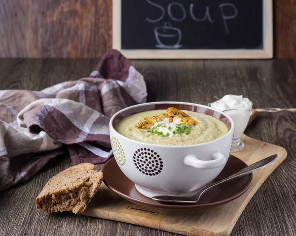 Pote Sopa Cram Frango Quente Com Cogumelos Vazamento Decorado Creme — Fotografia de Stock