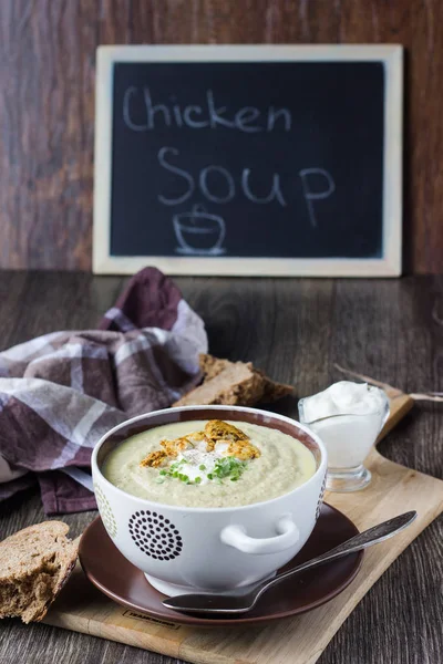 Pote Sopa Cram Frango Quente Com Cogumelos Vazamento Decorado Creme — Fotografia de Stock