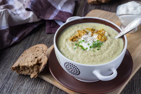 Pote Sopa Cram Frango Quente Com Cogumelos Vazamento Decorado Creme — Fotografia de Stock