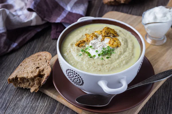 Pote Sopa Cram Frango Quente Com Cogumelos Vazamento Decorado Creme — Fotografia de Stock