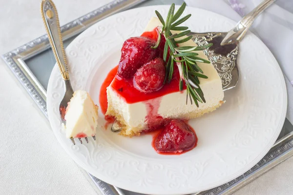 Κλασική Βανίλια Cheesecake New York Cheesecake Σάλτσα Φράουλας Και Δενδρολίβανο — Φωτογραφία Αρχείου