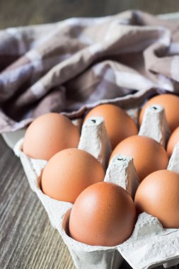 Karton bir tepsi içinde çiğ tavuk yumurtası. Yemek pişirmek için malzemeler