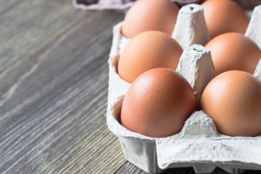 Karton bir tepsi içinde çiğ tavuk yumurtası. Yemek pişirmek için malzemeler