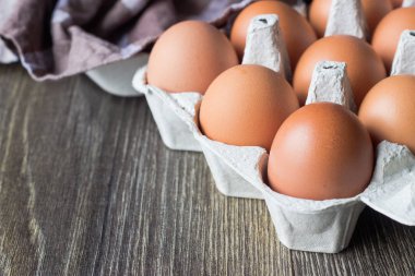 Karton bir tepsi içinde çiğ tavuk yumurtası. Yemek pişirmek için malzemeler