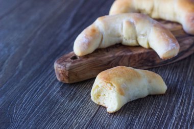 Ahşap kesme tahtası üzerinde taze kruvasanlar