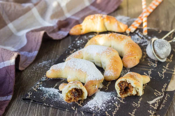 Čerstvé Pečené Tradiční Croissanty Roll Bochánky Ořechy Data Cukru Prášek — Stock fotografie