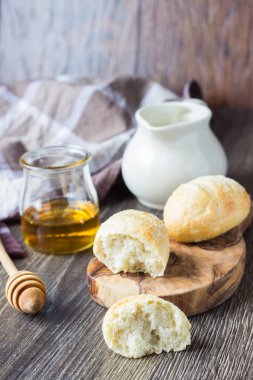 Bal ve süt ile buns 