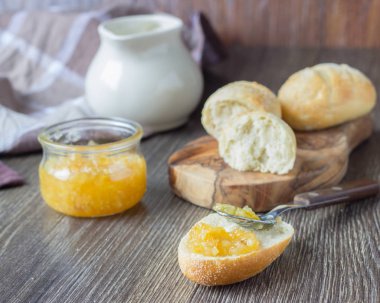 Ekmeği rulo reçel ve süt ile kahvaltıda