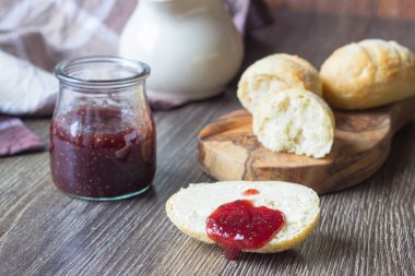 Ekmeği rulo reçel ve süt ile kahvaltıda
