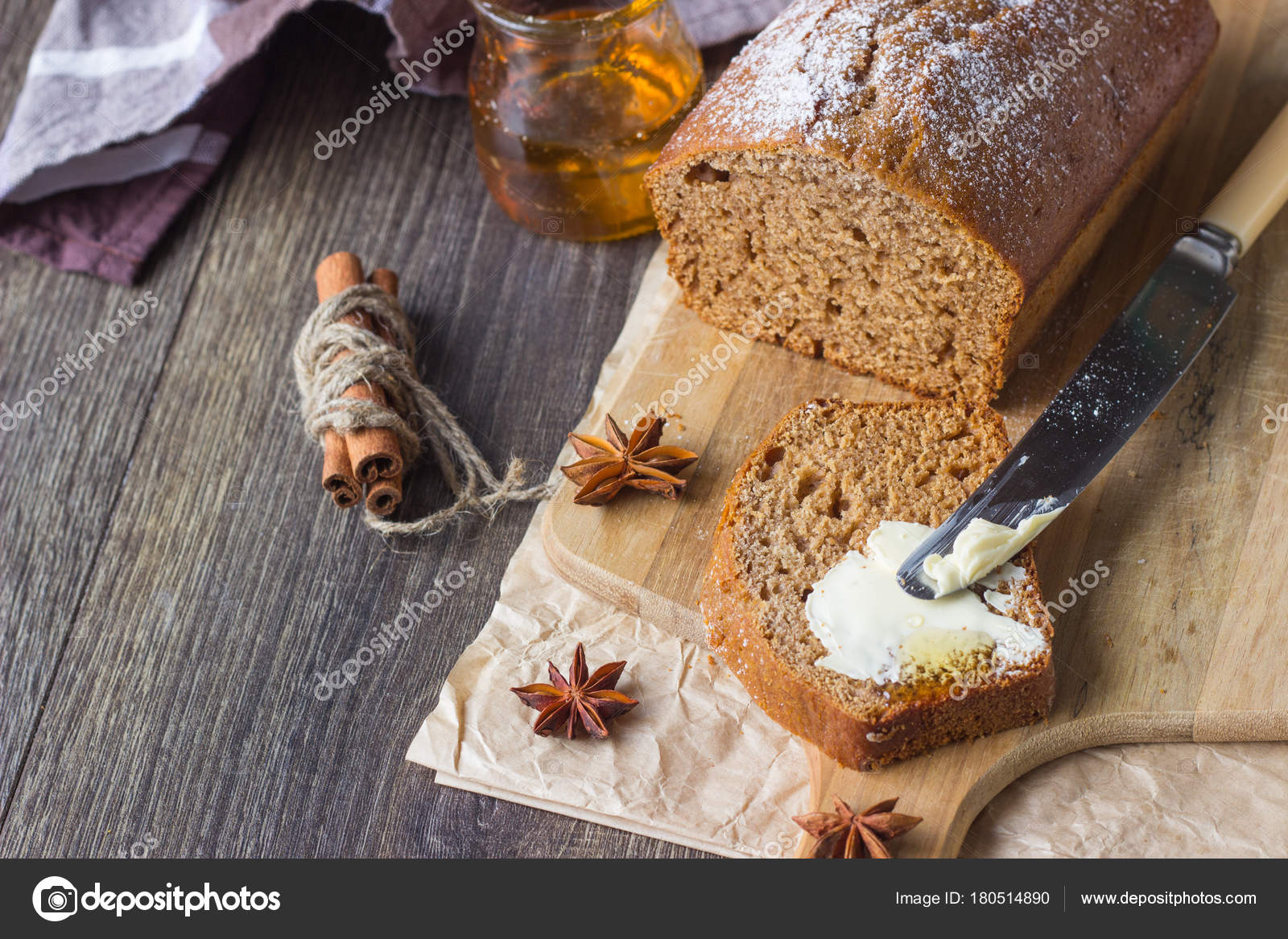 Würziger Honigkuchen Mit Zuckerpuder Serviert Auf Rustikalem ...
