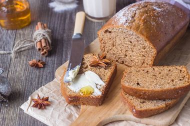 Pudra şekeri ile baharatlı tatlım pasta üzerinde rustik arka plan görev yaptı. Tatlım pasta için Rosh Hashanah.