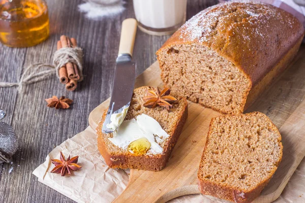 Kruidige Honing Cake Met Suiker Poeder Geserveerd Rustieke Achtergrond Honing — Stockfoto