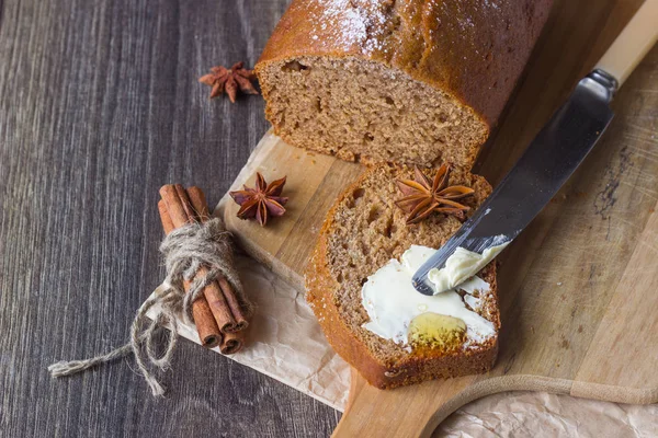 Pikantne Miodu Ciasto Cukru Proszek Serwowane Tle Rustykalnym Honey Cake — Zdjęcie stockowe