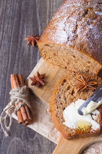 Pikantne Miodu Ciasto Cukru Proszek Serwowane Tle Rustykalnym Honey Cake — Zdjęcie stockowe