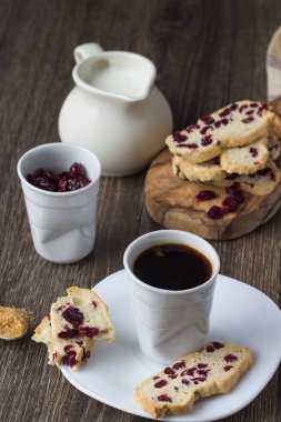 Bisküvi veya kızılcık ve bir fincan kahve ile Cantuccini. Geleneksel İtalyan Çift Kişilik pişmiş çerezleri