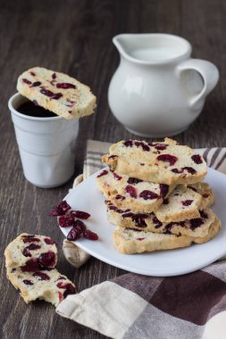 Bisküvi veya kızılcık ve bir fincan kahve ile Cantuccini. Geleneksel İtalyan Çift Kişilik pişmiş çerezleri