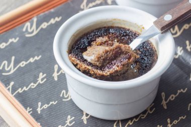 Çikolata Creme brulee ahududu ile. Sevgililer günü tatlı.