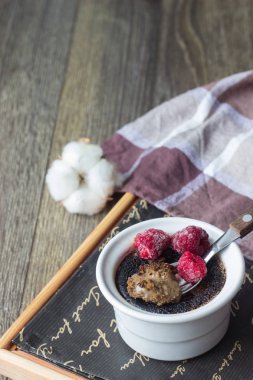 Çikolata Creme brulee ahududu ile. Sevgililer günü tatlı.