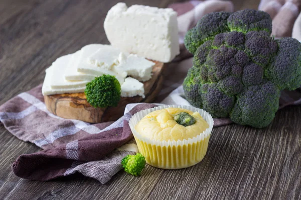 Zelfgemaakte Muffins Met Broccoli Kaas Houten Achtergrond Gezonde Snack — Stockfoto