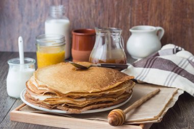 Klasik Rus ince krep (bliny) veya ekşi krema ve bir plaka üzerinde tuzlu karamel sos ile krep yığını. Geleneksel Rus krep hafta (Maslenitsa için). 