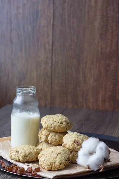 Galletas Avena Con Pasas Botella Leche Sobre Mesa Madera Oscura —  Fotos de Stock