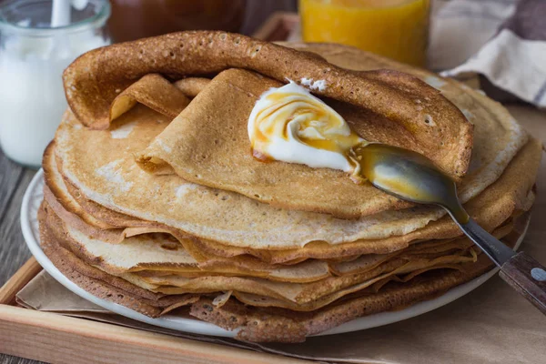 Tumpukan Pancake Tipis Rusia Klasik Kebutaan Atau Crepes Dengan Krim — Stok Foto