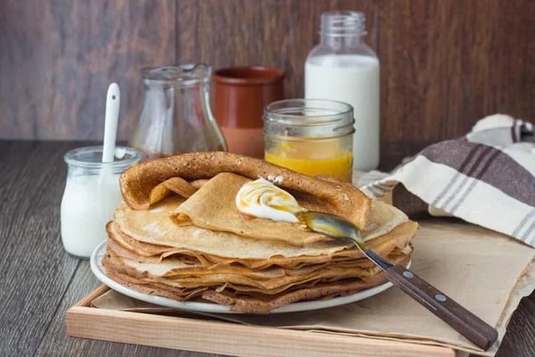 Pila Panqueques Finos Rusos Clásicos Blintos Crepes Con Crema Agria — Foto de Stock