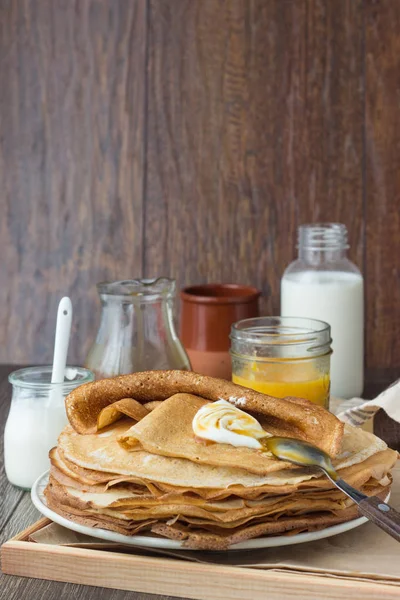 Tumpukan Pancake Tipis Rusia Klasik Kebutaan Atau Crepes Dengan Krim — Stok Foto