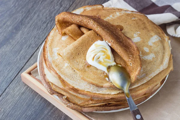 Stack Van Klassieke Russische Dunne Pannenkoeken Bliny Pannenkoeken Met Zure — Stockfoto