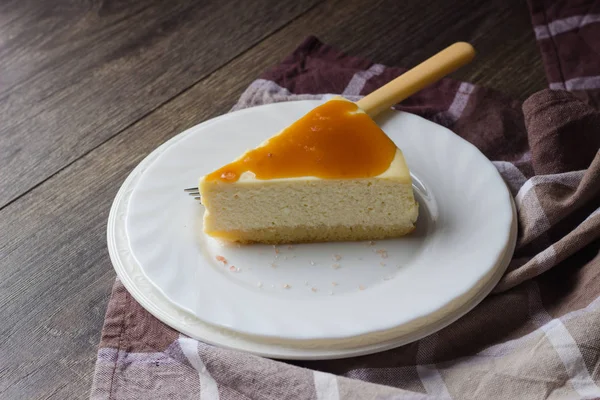 白い皿に塩キャラメル ソースとバニラ チーズケーキ チーズケーキ ニューヨーク — ストック写真