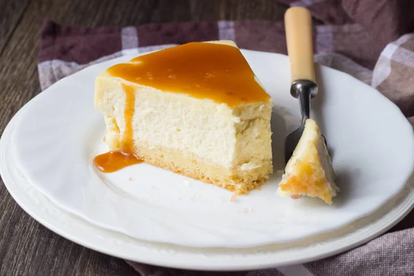 Vanilla Cheesecake Kue Keju New York Dengan Saus Karamel Asin — Stok Foto