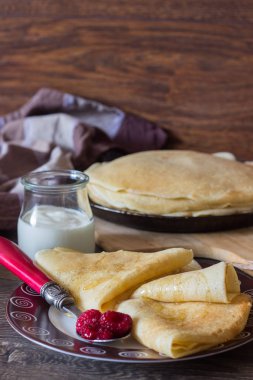 İnce krep (bliny) veya Ahududu ve ekşi krema ile krep yığını. Geleneksel Rus krep hafta (Maslenitsa için). 
