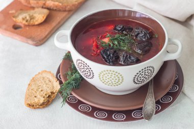 Pancar çorbası, Ukrayna ve Rus pancar çorbası ahşap arka plan üzerinde taze dereotu ile süslenmiş.