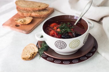 Pancar çorbası, Ukrayna ve Rus pancar çorbası ahşap arka plan üzerinde taze dereotu ile süslenmiş.