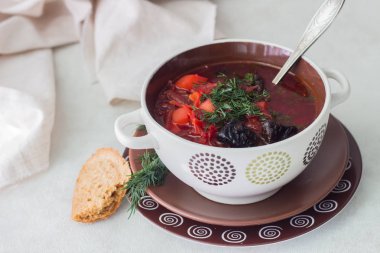 Pancar çorbası, Ukrayna ve Rus pancar çorbası ahşap arka plan üzerinde taze dereotu ile süslenmiş.