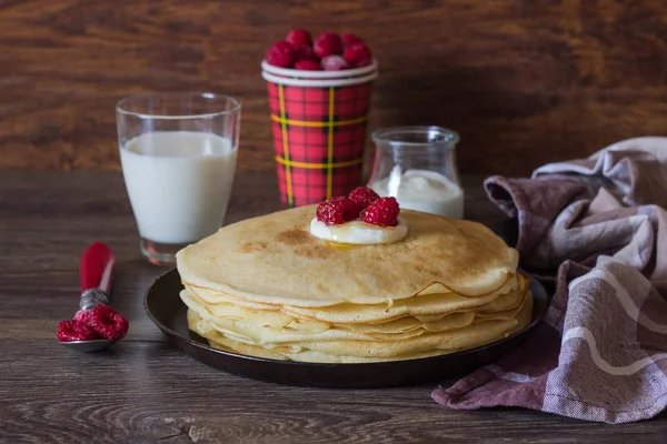 Pila Panqueques Finos Blandos Crepes Con Frambuesa Crema Agria Tradicional — Foto de Stock