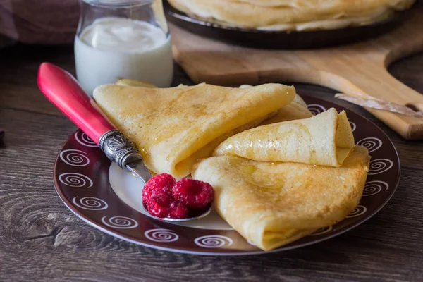 Tumpukan Pancake Tipis Kebutaan Atau Crepes Dengan Raspberry Dan Krim — Stok Foto