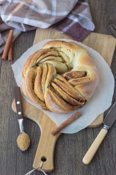 Estoński Kringle Pyszne Brioche Cukrem Cynamonem Pokładzie Cięcia Drewnianych Wieniec — Zdjęcie stockowe