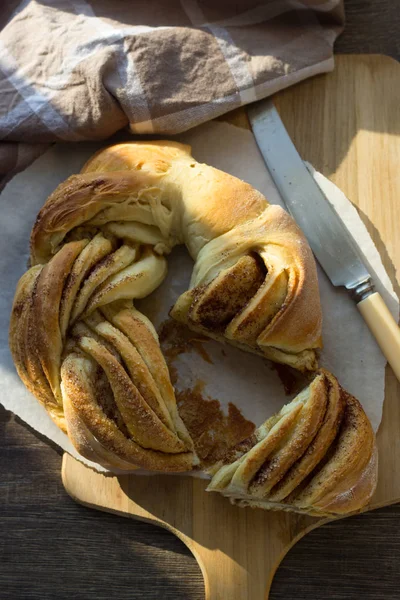 Estoński Kringle Pyszne Brioche Cukrem Cynamonem Pokładzie Cięcia Drewnianych Wieniec — Zdjęcie stockowe