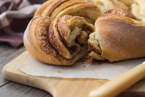 Estoński Kringle Pyszne Brioche Cukrem Cynamonem Pokładzie Cięcia Drewnianych Wieniec — Zdjęcie stockowe