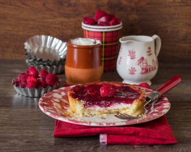 Ahududu lezzetli tart (kek) krema dolgulu